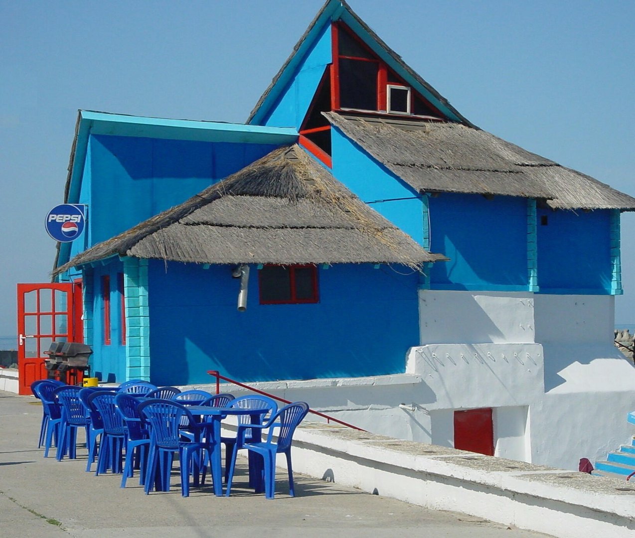 blaues Haus mit roter Tür