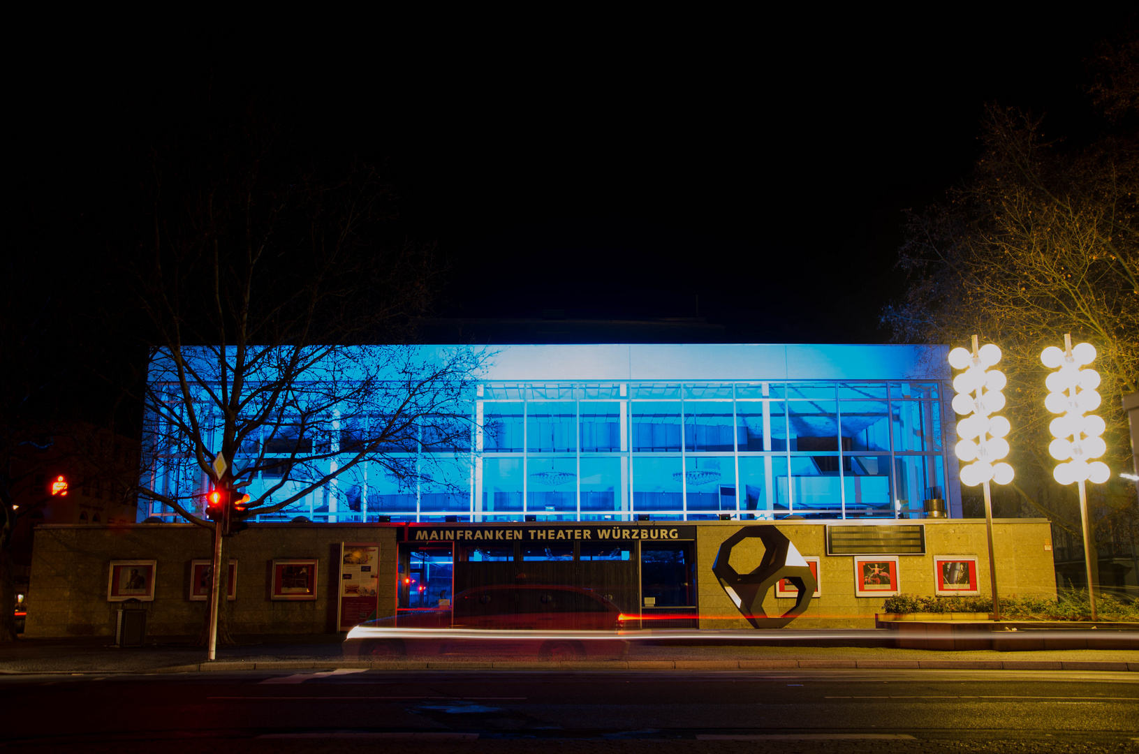 blaues Haus und zu schnelles Taxi