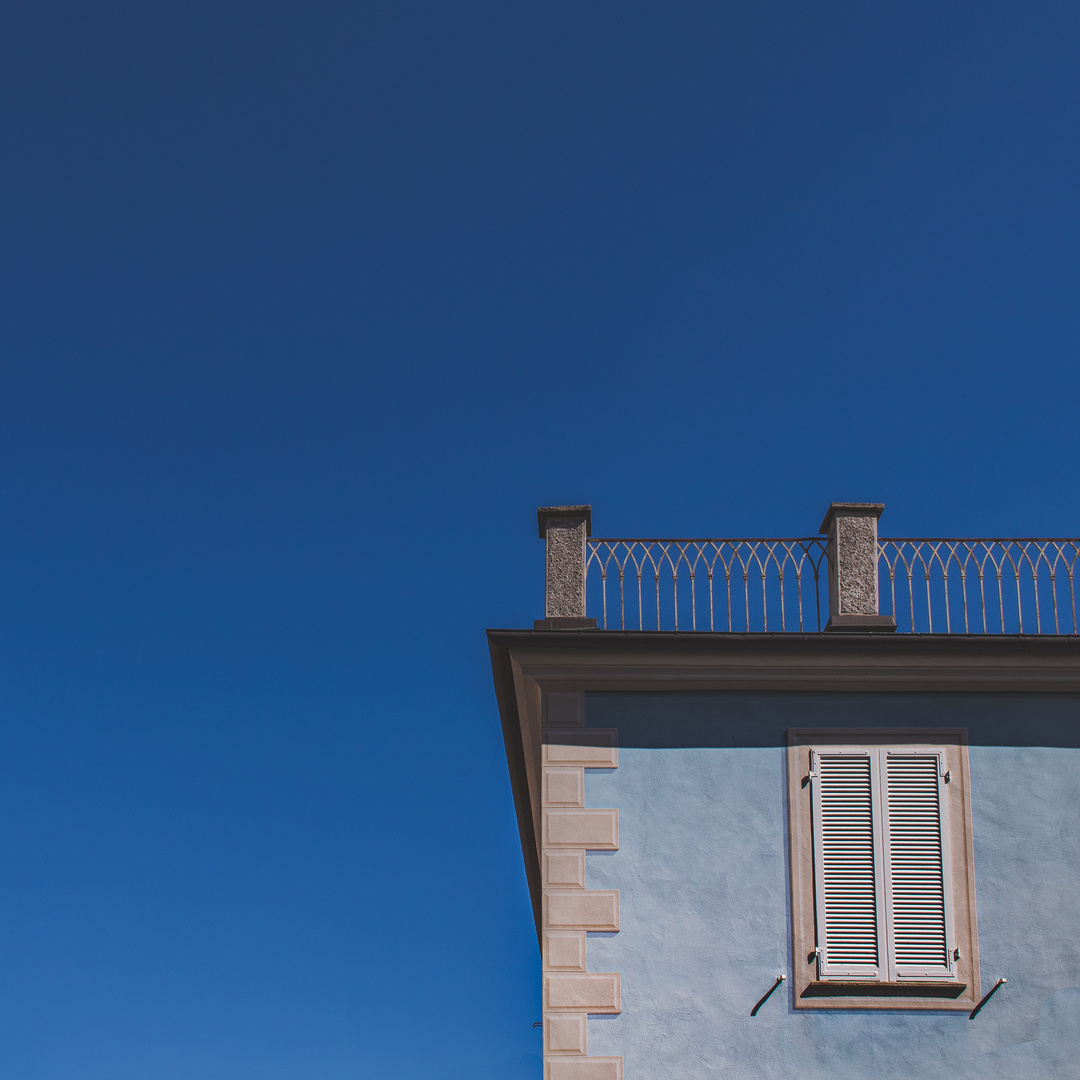 Blaues Haus vor blauem Himmel