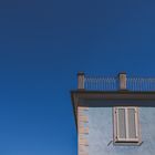 Blaues Haus vor blauem Himmel