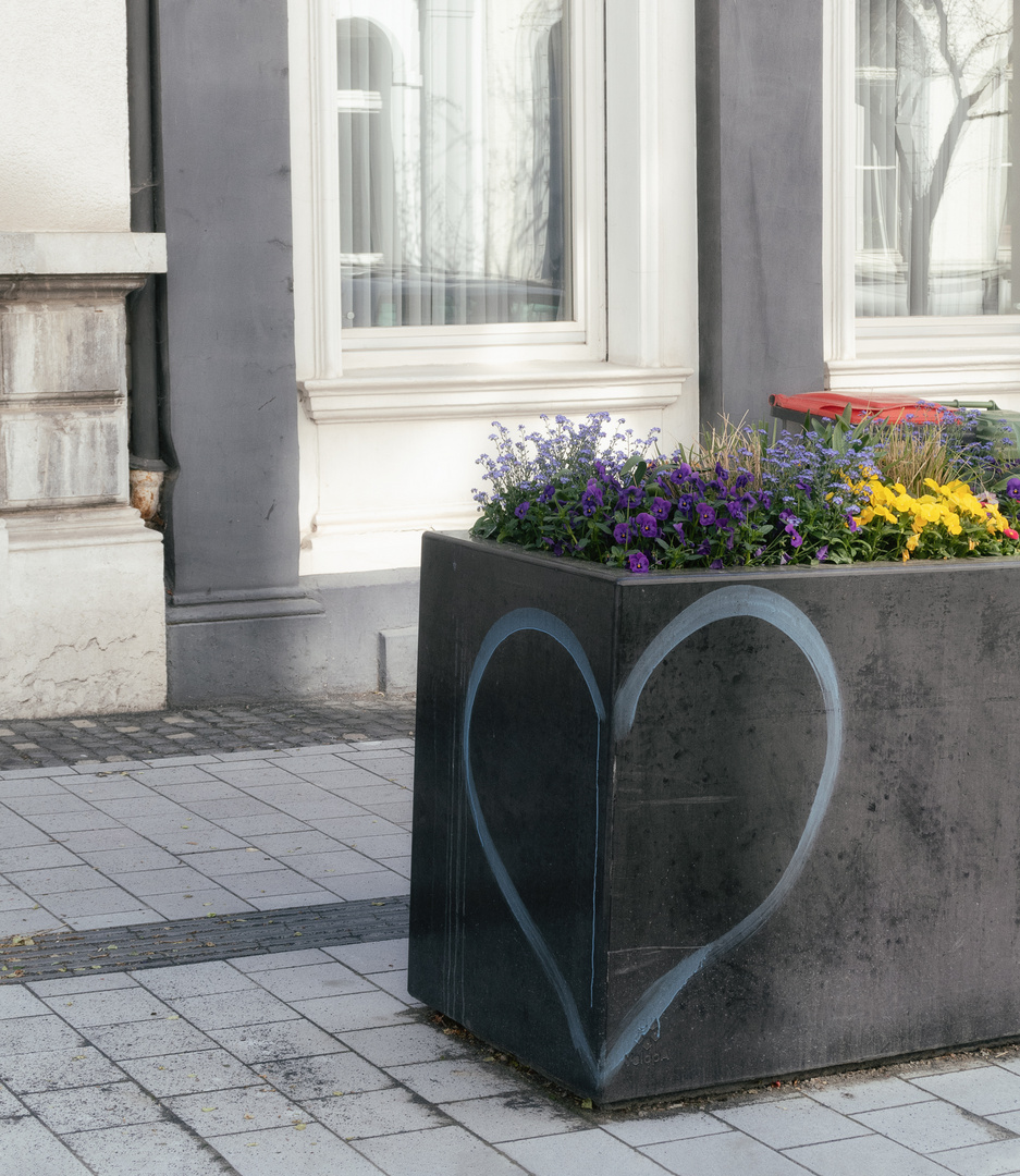 blaues Herz auf kaltem Stein