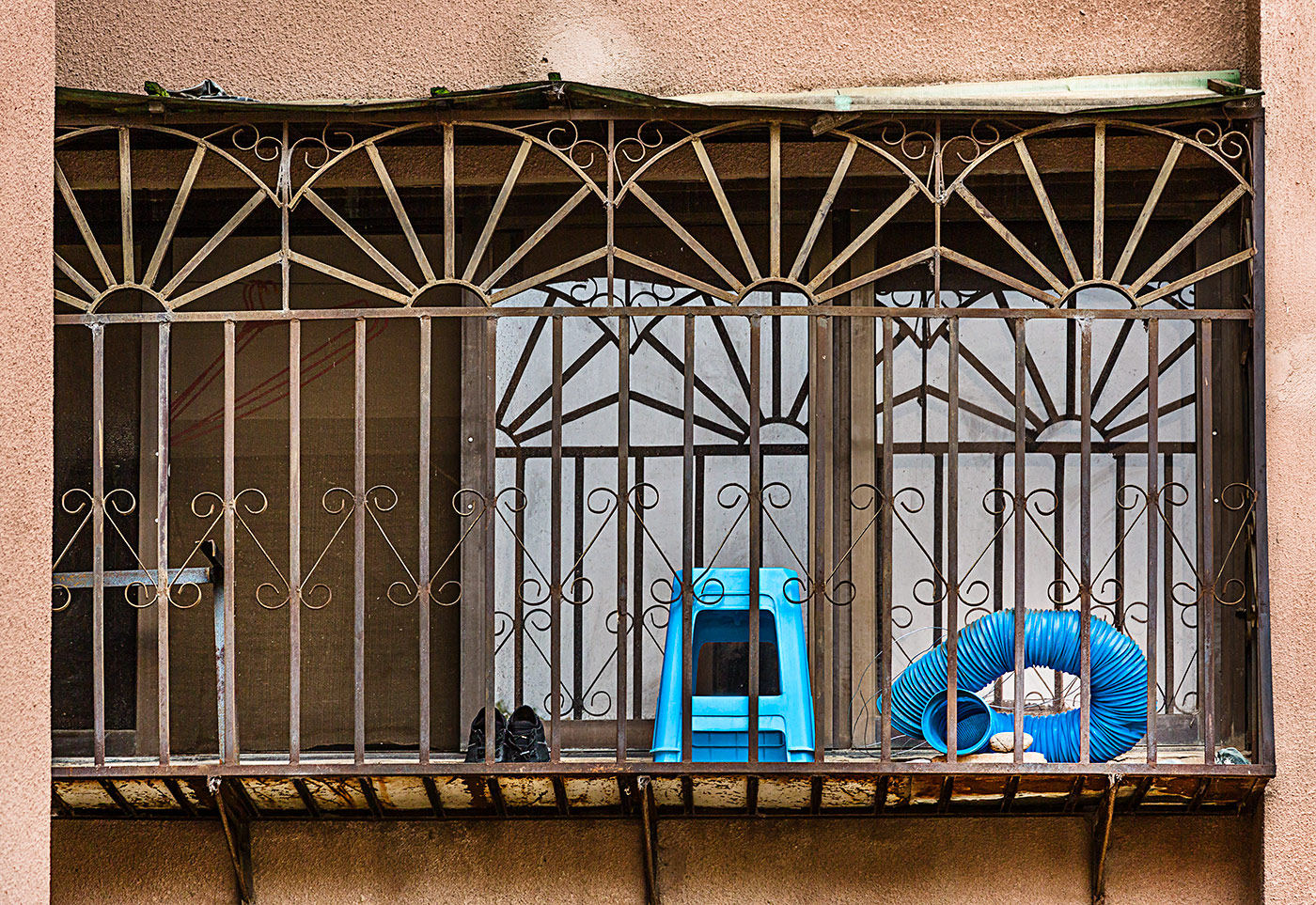 Blaues hinter Gittern