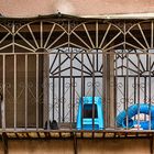 Blaues hinter Gittern