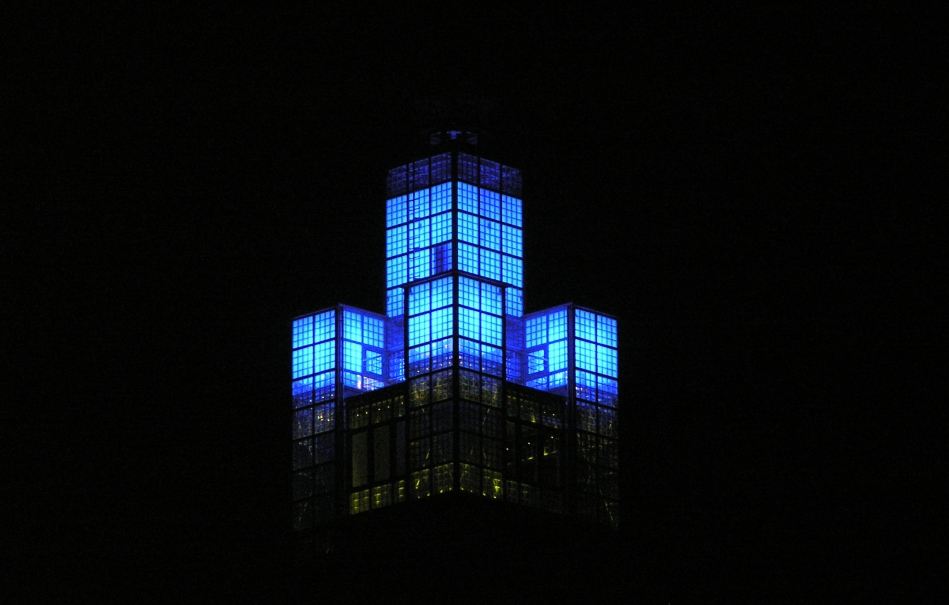 blaues Leuchten weithin über die Stadt....