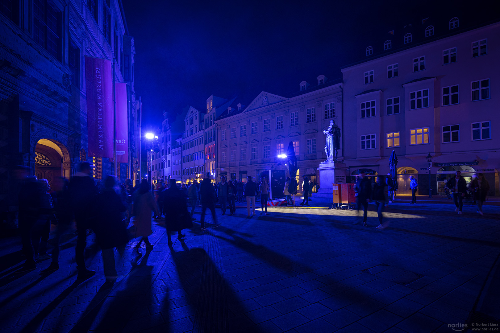 Blaues Licht am Fuggerplatz