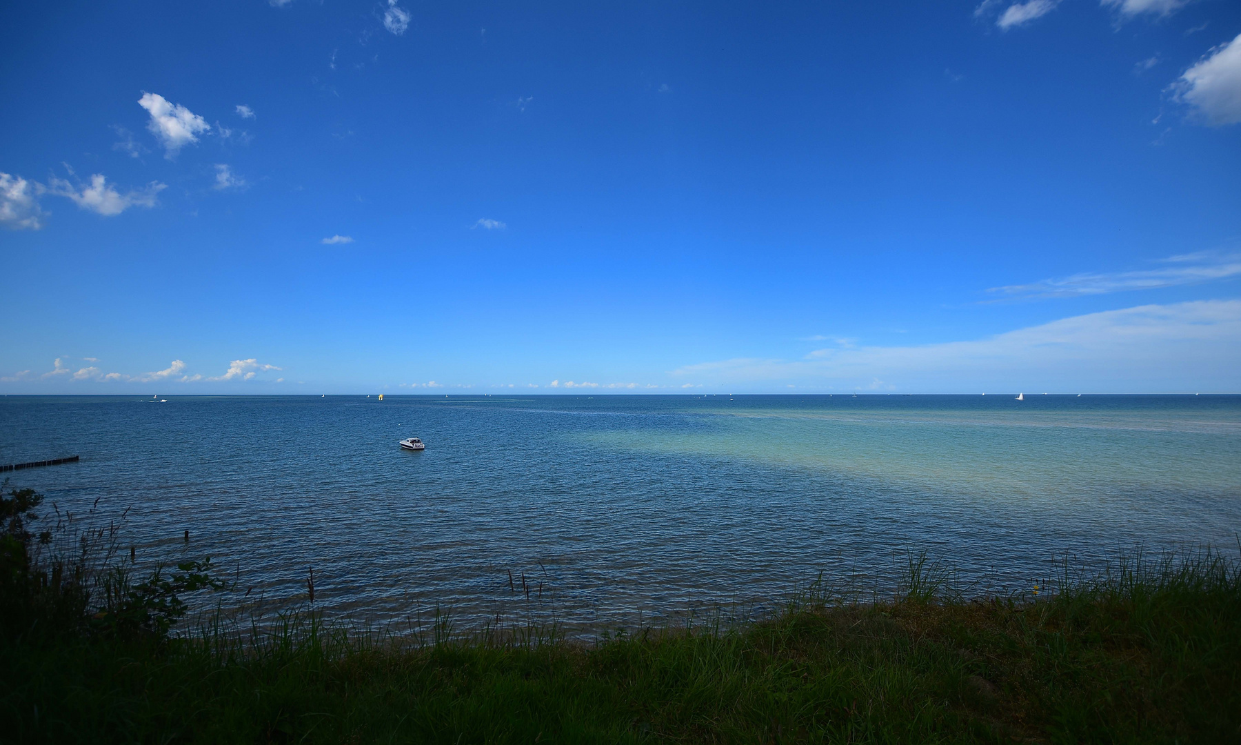 blaues Meer unter blauem Himmel - Elbmündung bei Cuxhaven