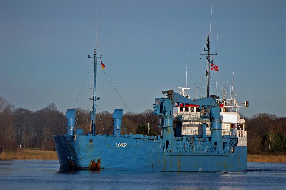 blaues Schiff im blauen Wasser unter blauem Himmel 