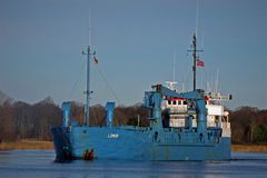 blaues Schiff im blauen Wasser unter blauem Himmel 