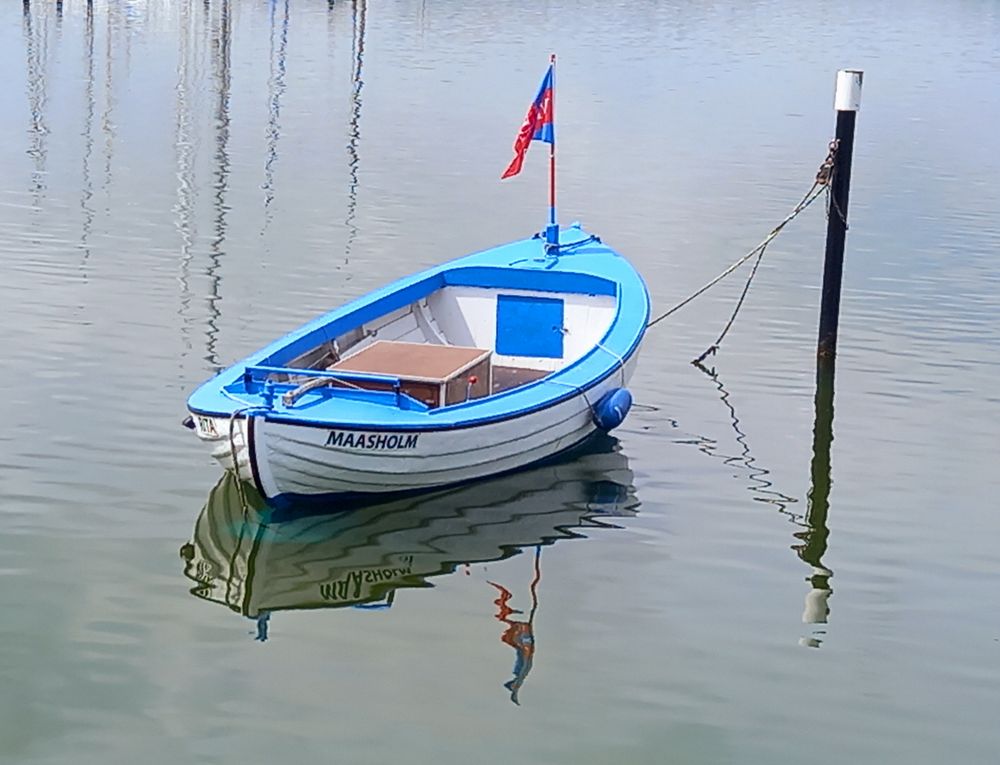 blaues Schleiboot