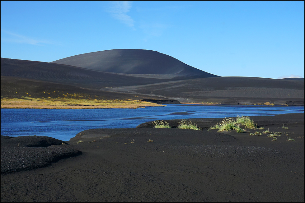 Blaues Wasser und schwarze Asche