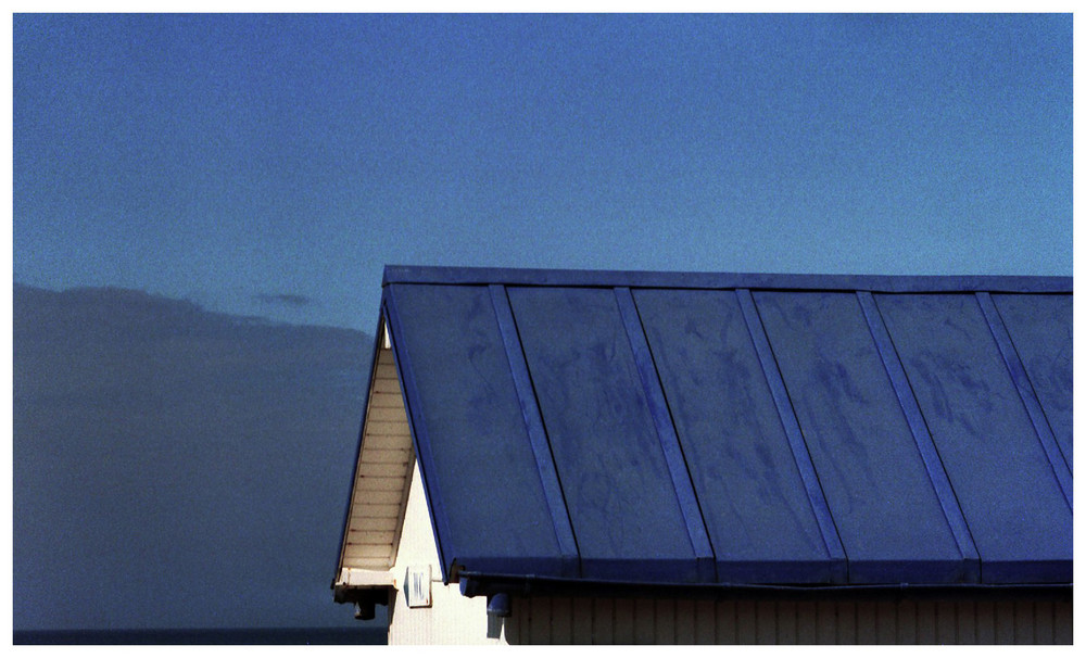 blaues WC-Haus in der Normandie