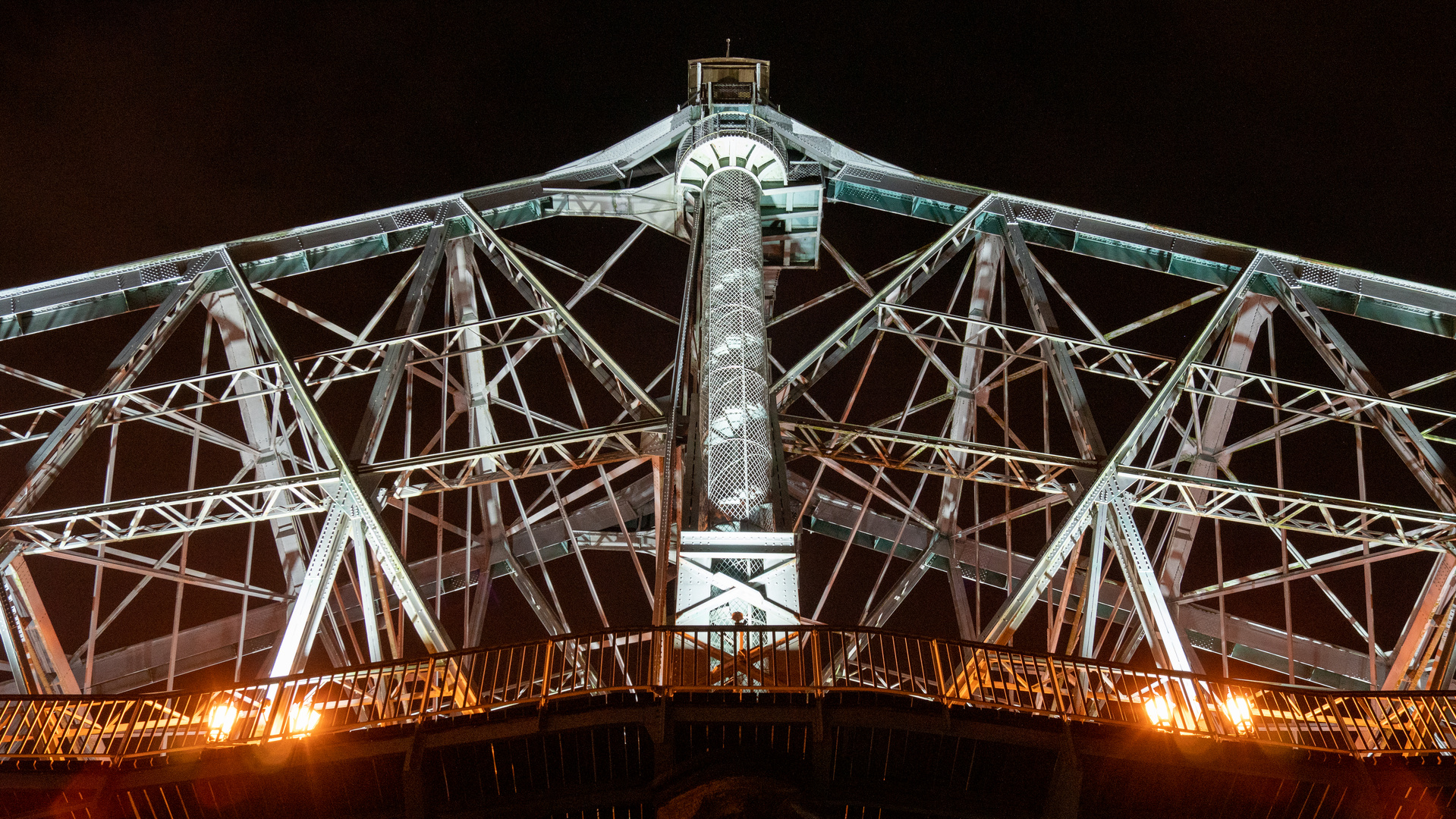 Blaues Wunder bei Nacht