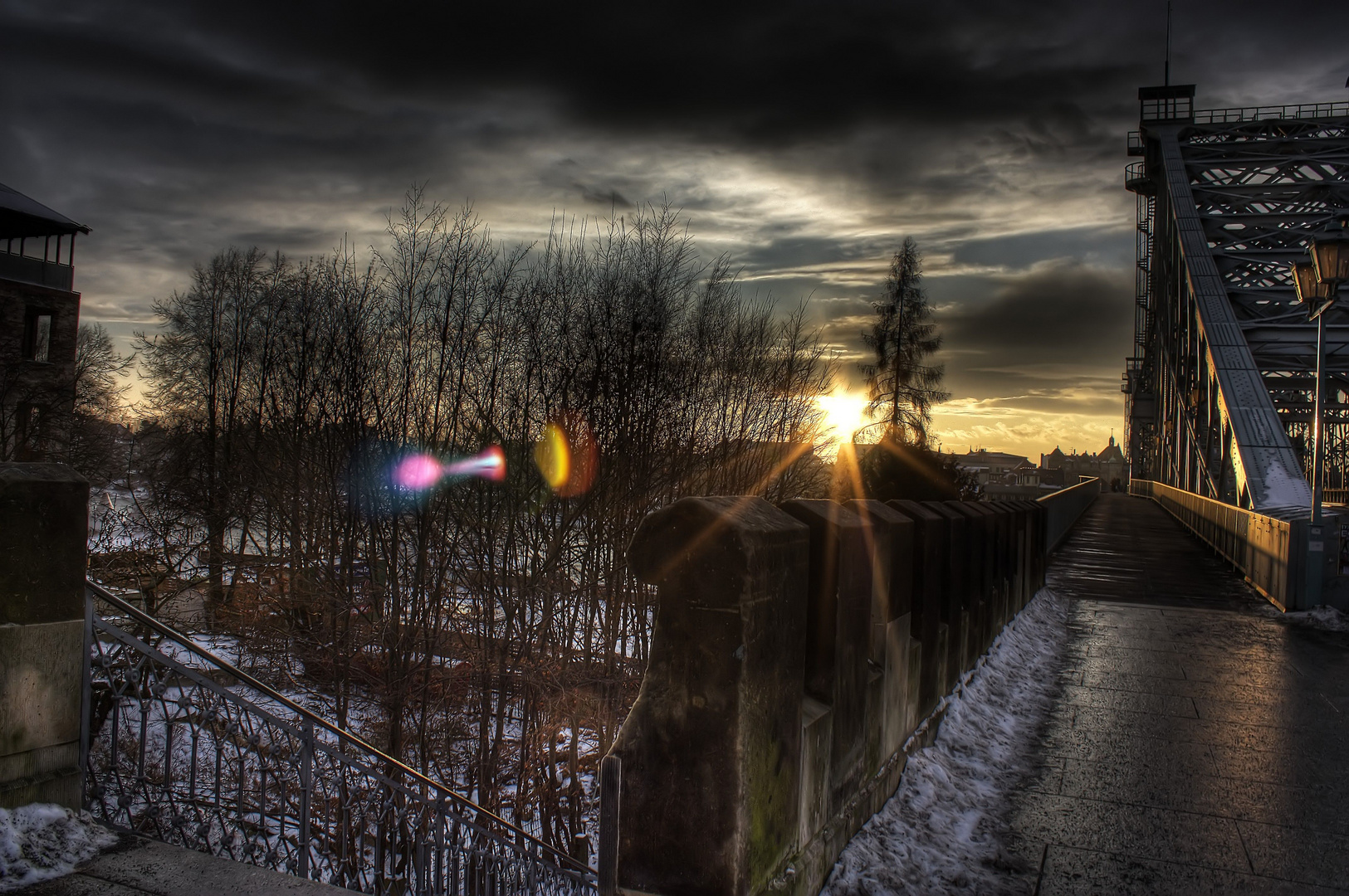 Blaues Wunder beim Sonnenuntergang