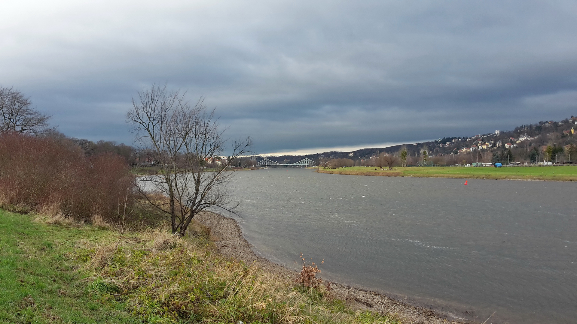 Blaues Wunder, gesehen Oberelbe-Marathon-Adventslauf