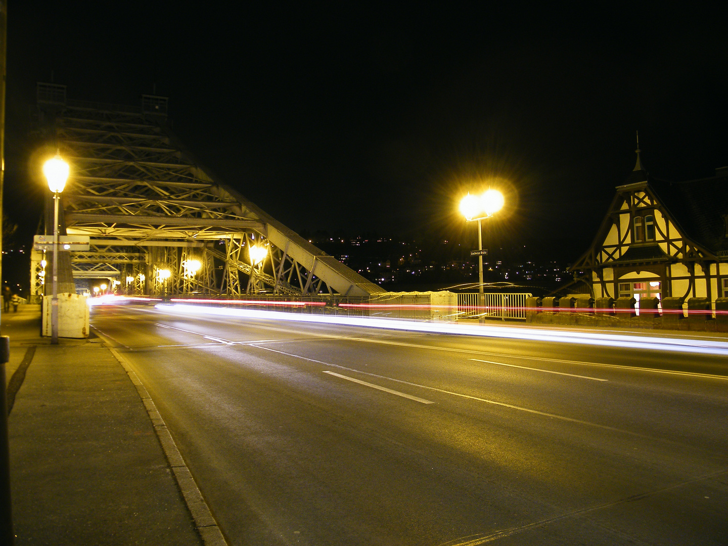 Blaues Wunder in Dresden bei Nacht