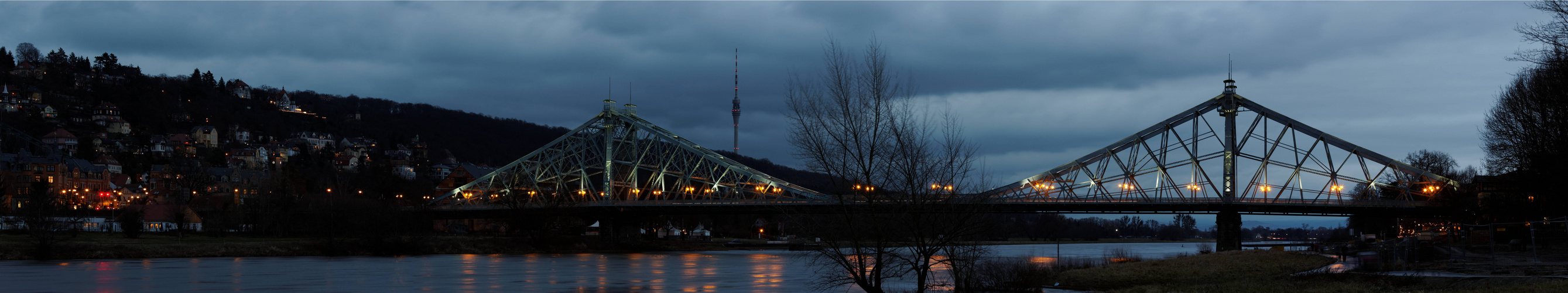 Blaues Wunder in grauer Stunde