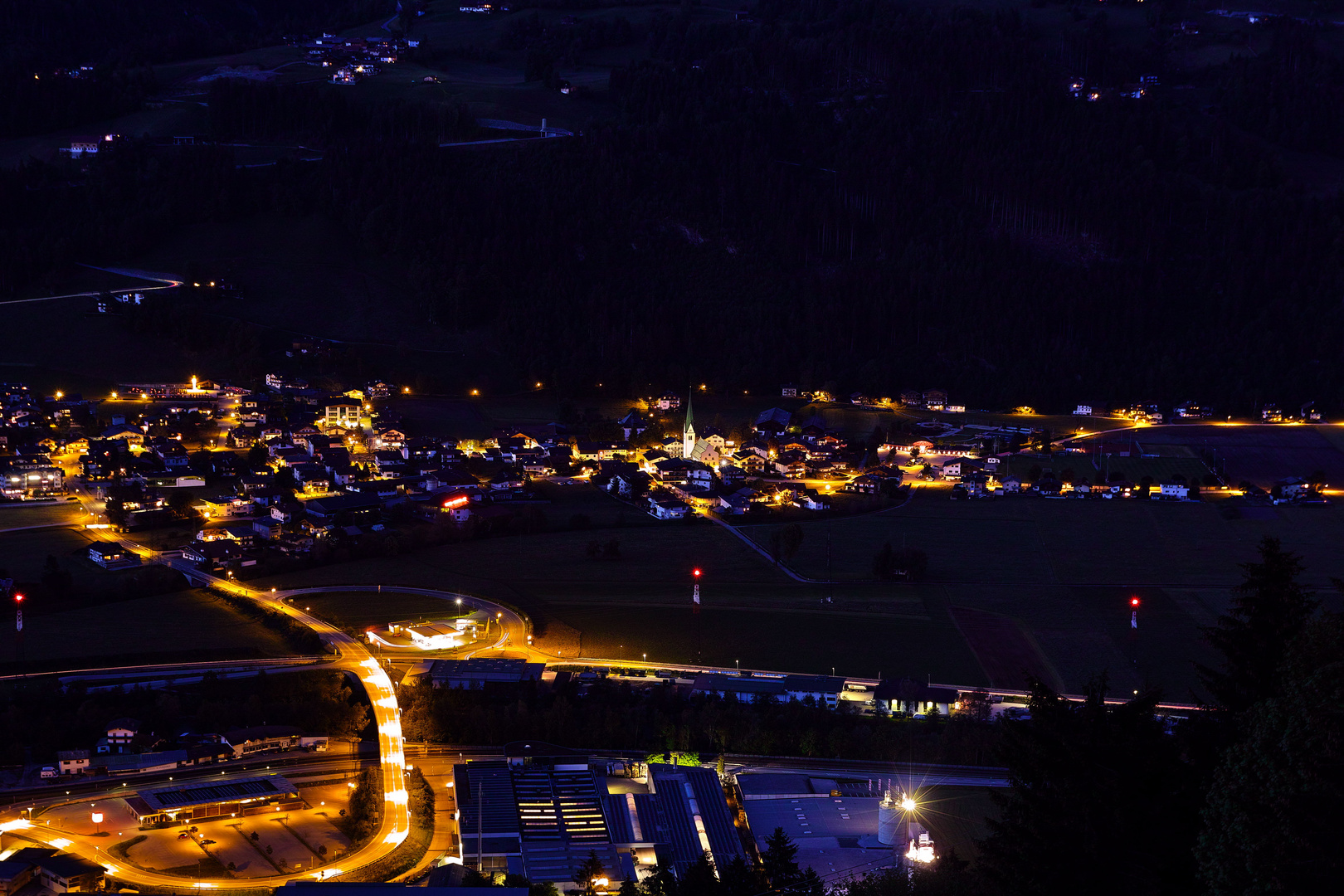 Blaue_Stunde_Blick_auf_Stumm_(Zillertal)