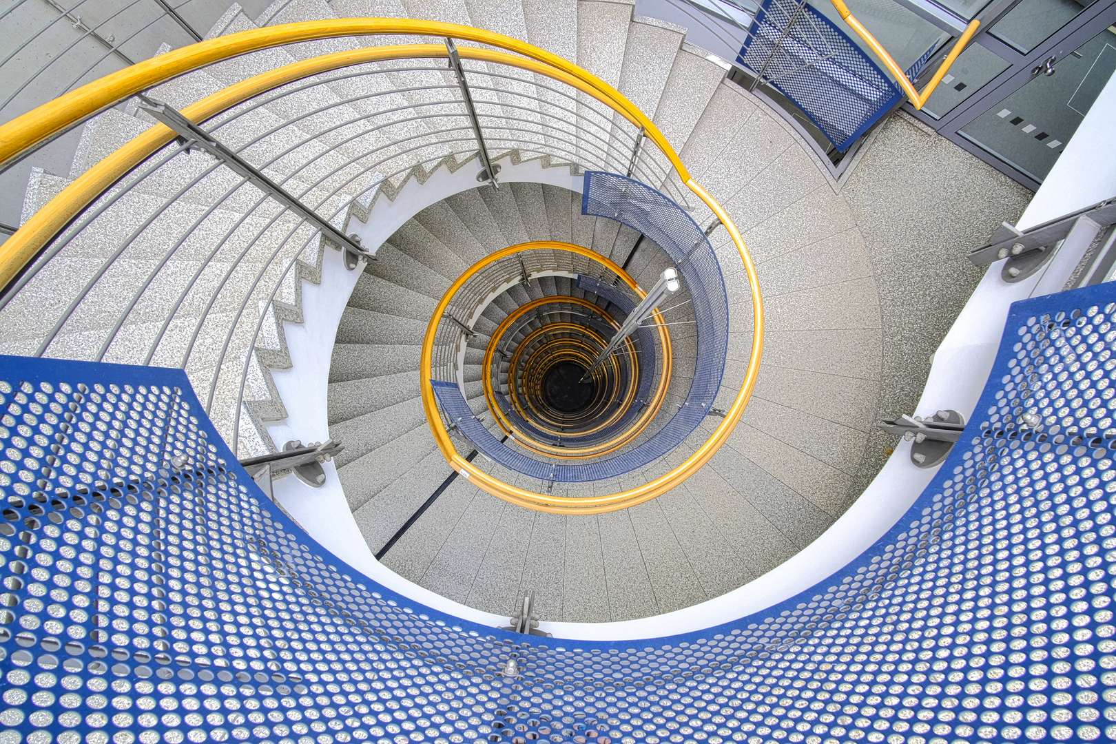 Blaugelbe Überraschungswendeltreppe