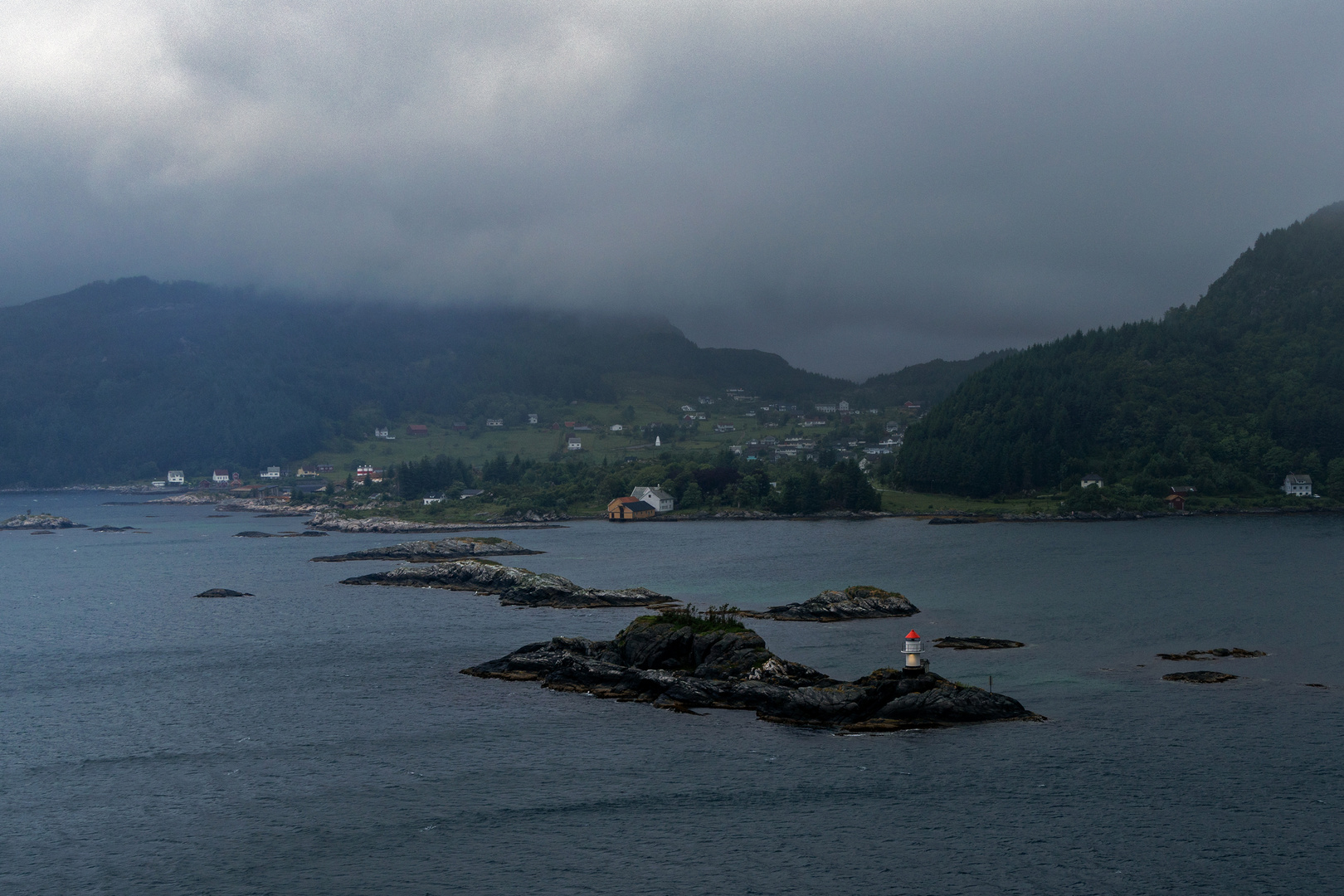 Blaugrauer Morgen im Nordfjord