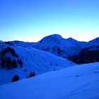 Blaulicht über dem Schnee in den Bergen