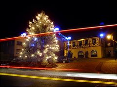 Blaulicht-Weihnachtsbaum ...