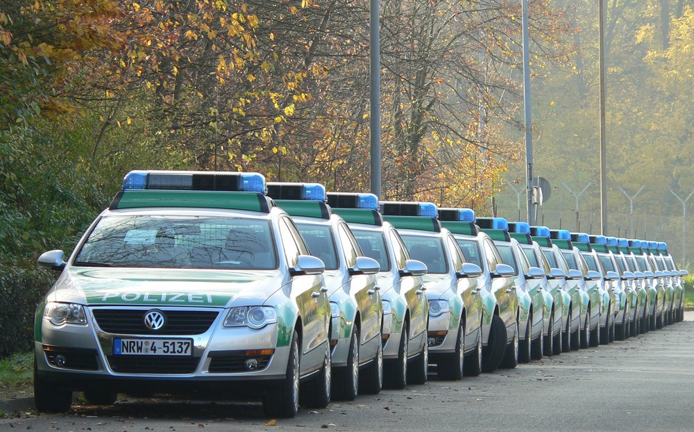 Blaulichtparade von Leasing-Passat B 6 der Polizei NRW