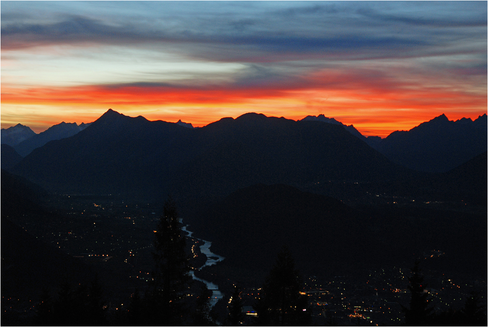 Blaurote Stunde über dem Inntal