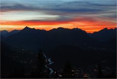 Blaurote Stunde über dem Inntal