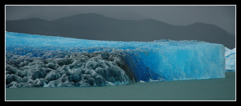 Blautöne im Eisberg, Lago Argentino Nähe Glaciar Uppsala