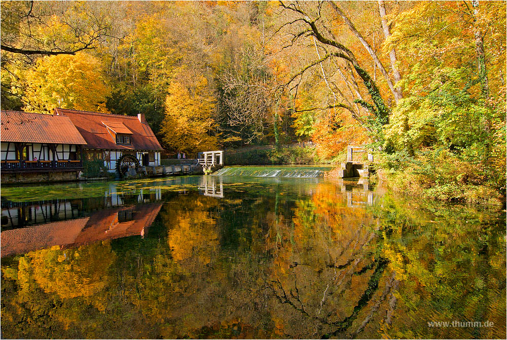 Blautopf im Herbst