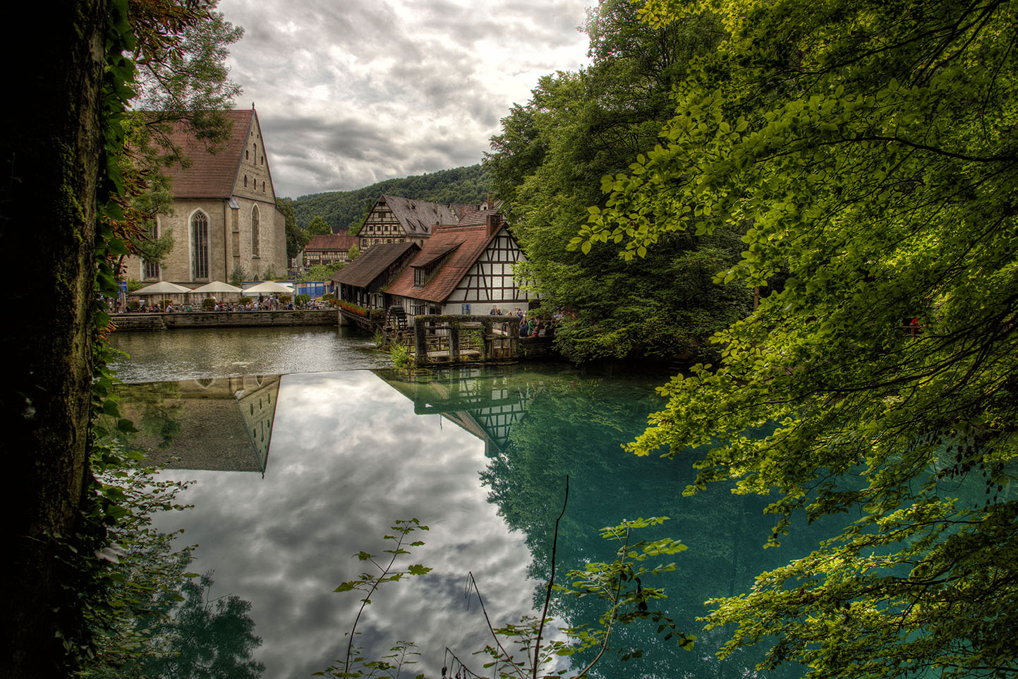 blautopf-in-blaubeuren-foto-bild-world-blau-wolken-bilder-auf