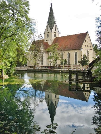 Blautopf - Kirche im Spiegelbild der Blautopf-Quelle