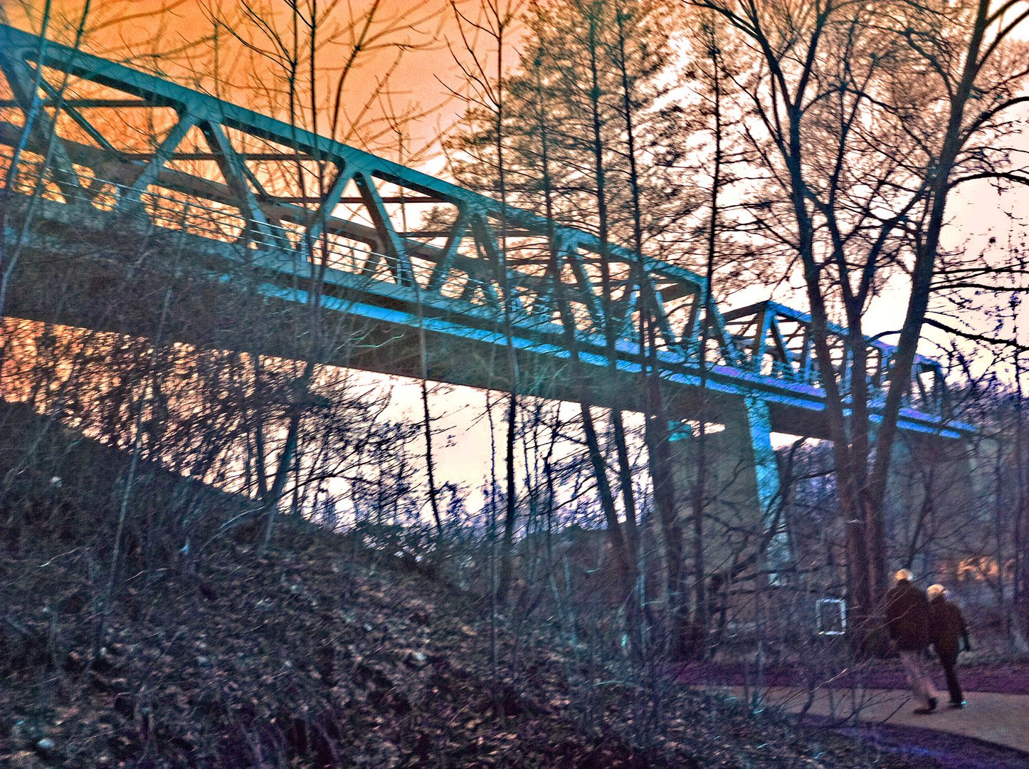 Blauvariante einer Eisenbahnbrücke