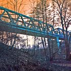 Blauvariante einer Eisenbahnbrücke