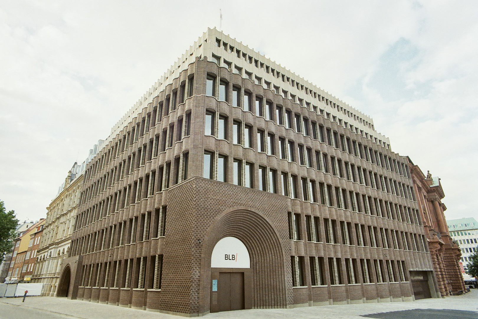 BLB-Gebäude mit neuer Fassade