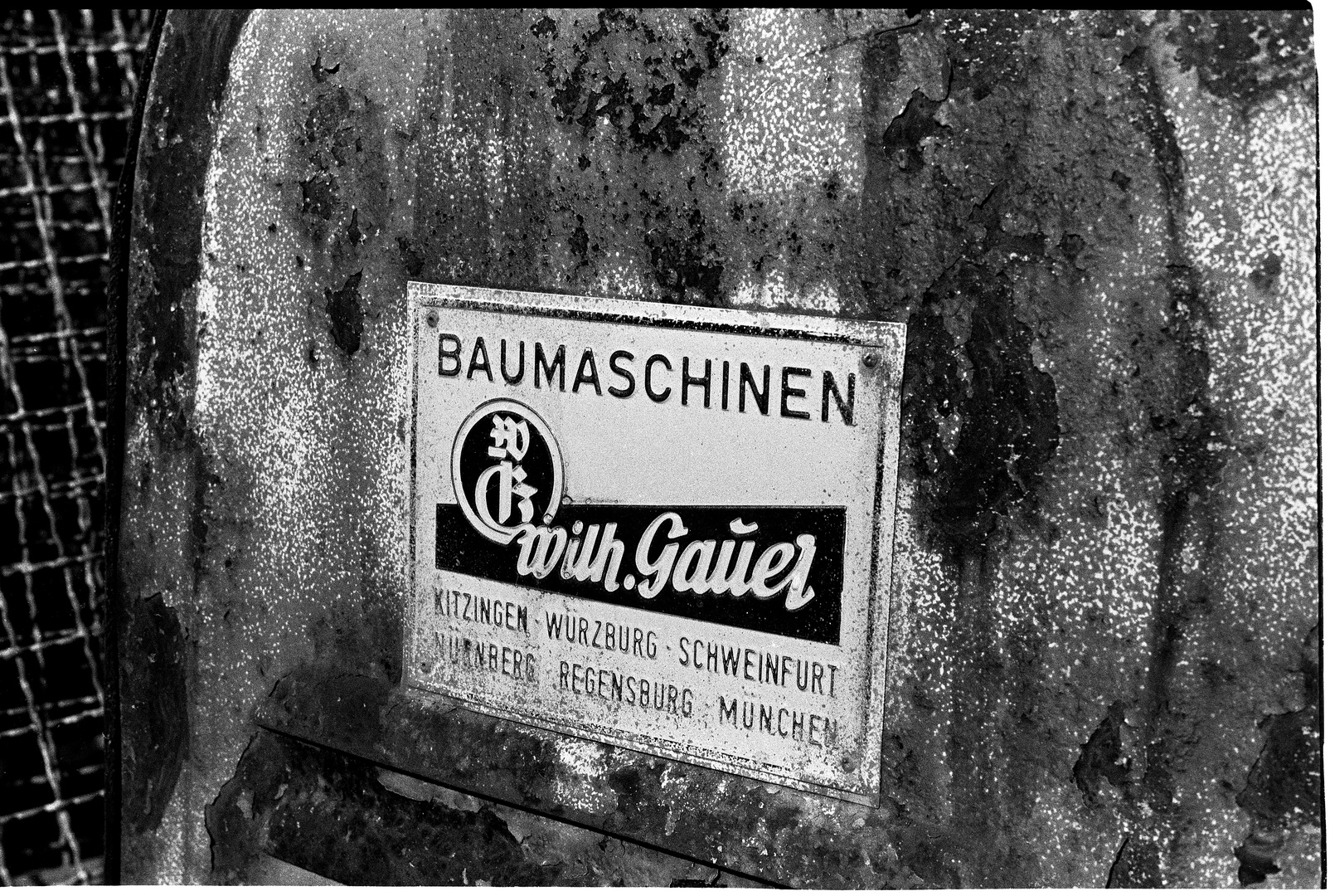 Blechschild "Baumaschinen Wilhelm Gauer"