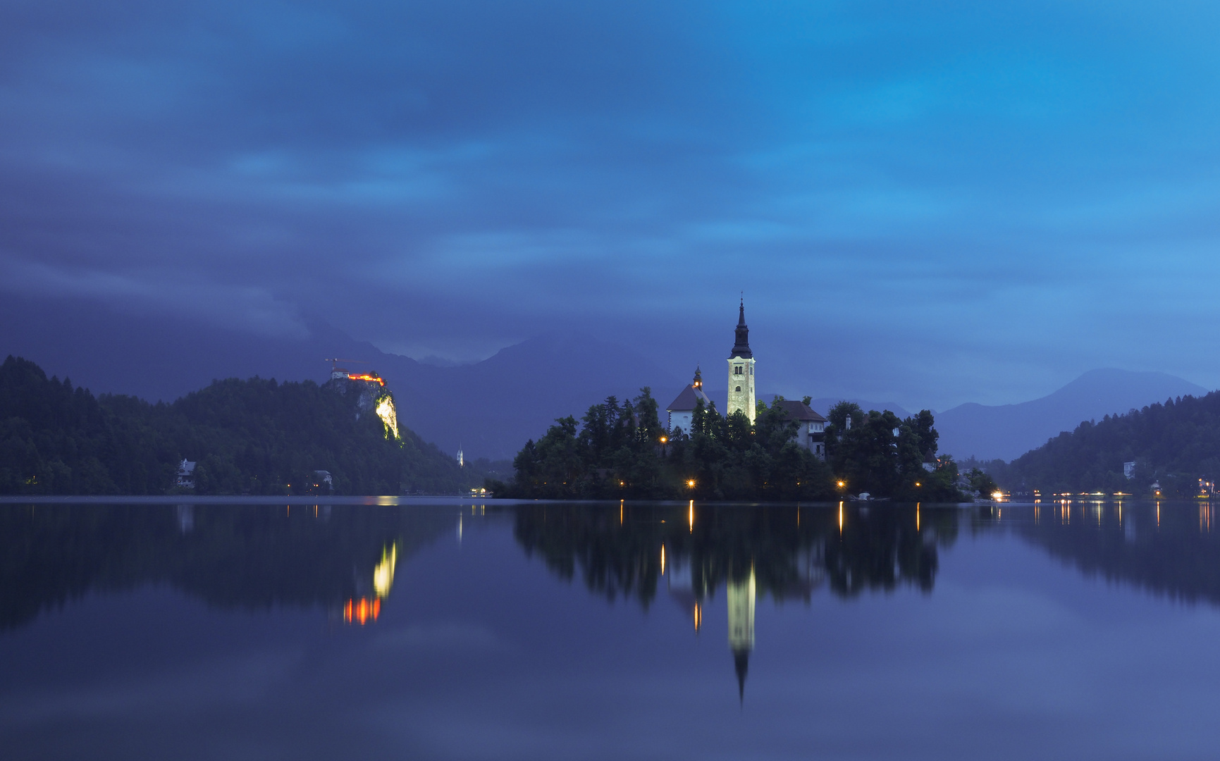 Bled zur blauen Stunde und herannahenden Gewitter