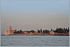 Bleicher Mond über San Michele