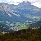 Blick (1)  vom Falzaregiopass auf das Bergdorf La Villa