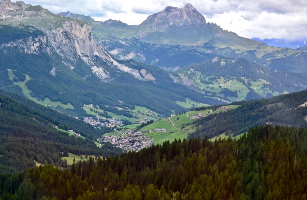 Blick (1)  vom Falzaregiopass auf das Bergdorf La Villa