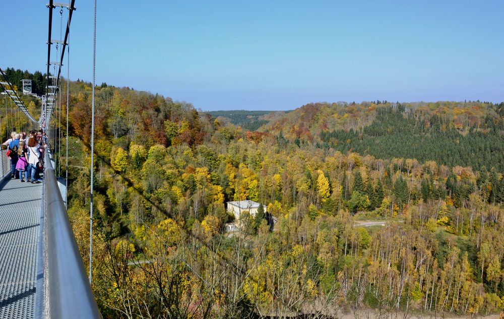 Blick (1)  von der Hängebrücke…