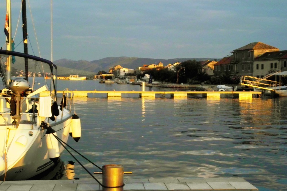 Blick am Abend in die Hafenanlage von Krapanj