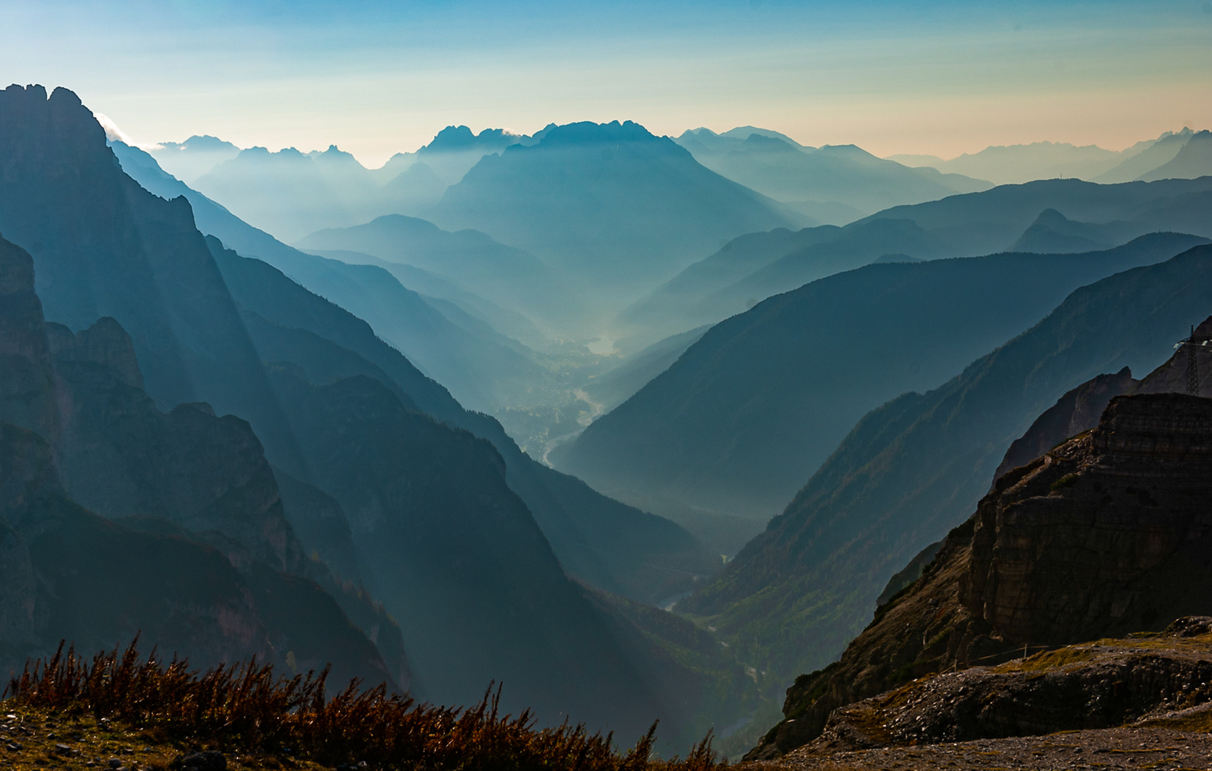 Blick am frühen Morgen in das Auronzotal ...