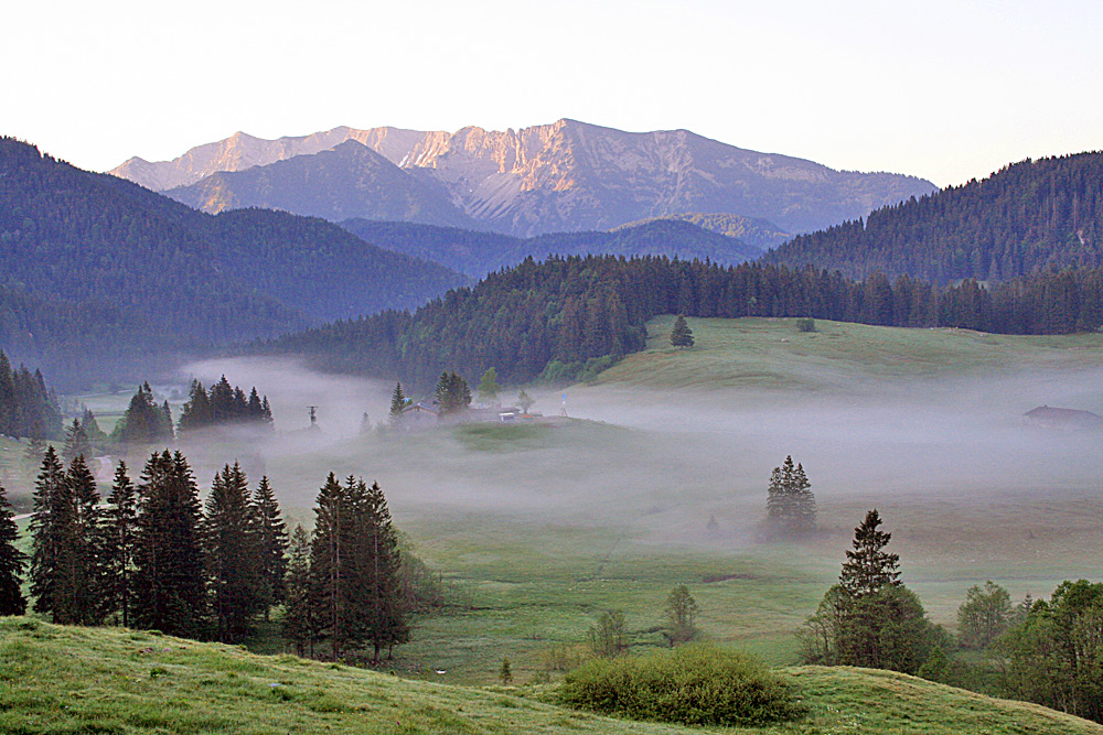 Blick am Morgen in die Vallepp Richtung des knapp 2000m hohen Sonnwendjochs