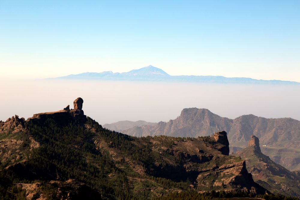 Blick am Roque Nublo vorbei zum Teide