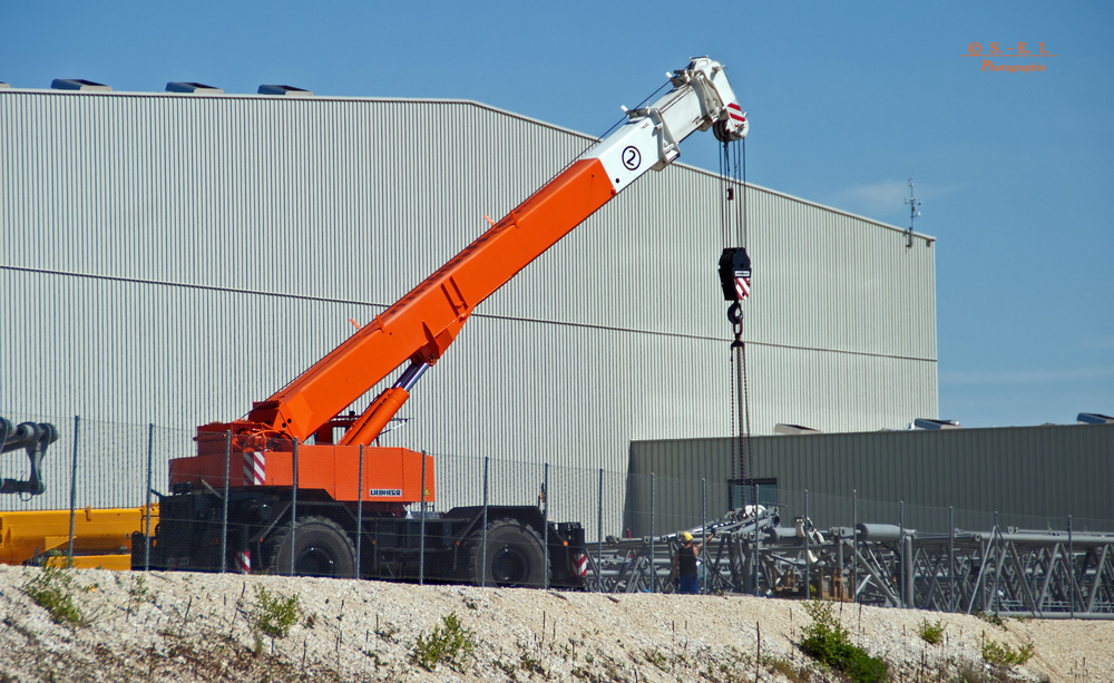 " Blick an der Firma Liebherr an einer der vielen Kranfahrzeuge "