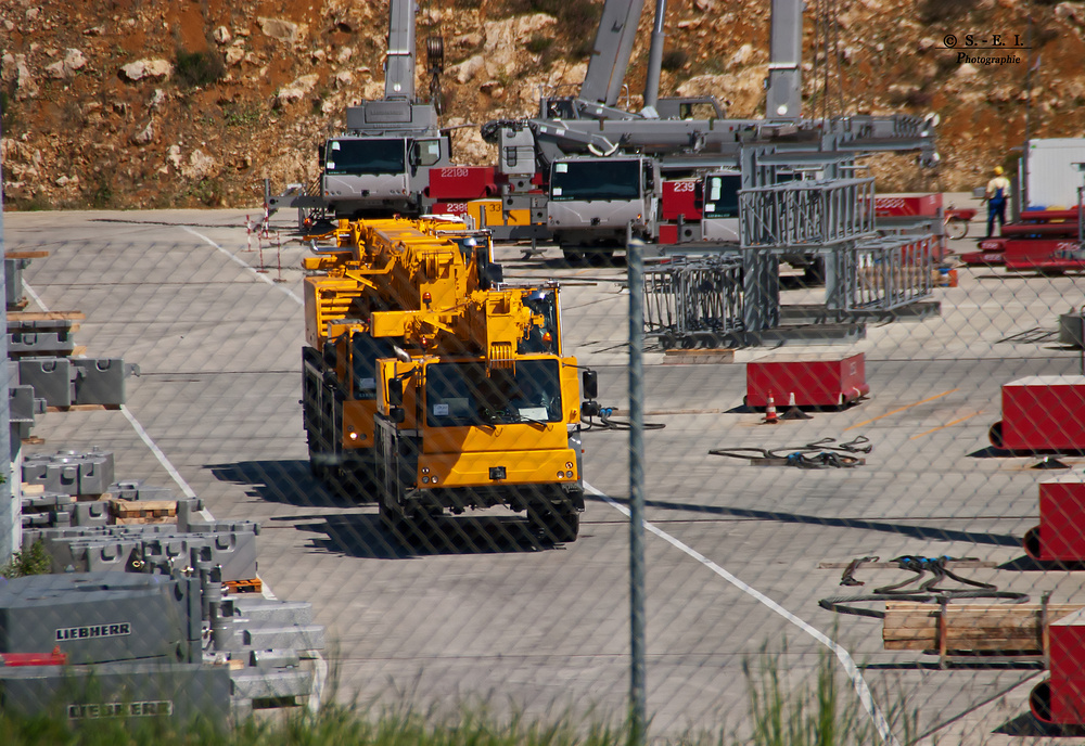 " Blick an der Firma Liebherr an einer der vielen Kranfahrzeuge "