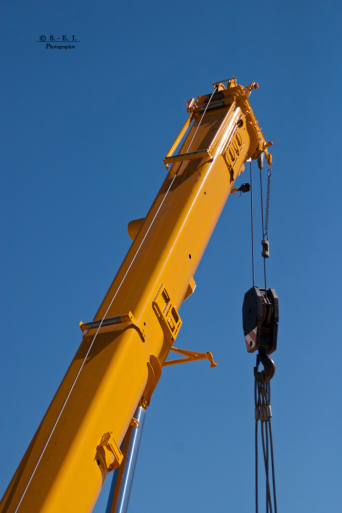 " Blick an der Firma Liebherr an einer der vielen Kranfahrzeuge "