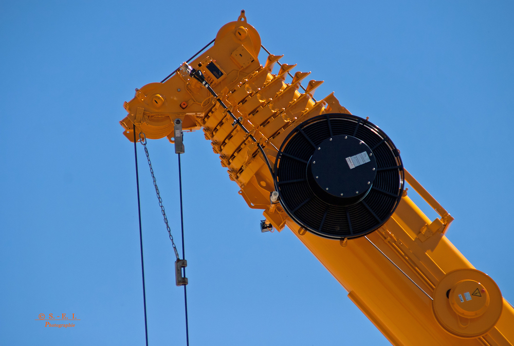 " Blick an der Firma Liebherr an einer der vielen Kranfahrzeuge "