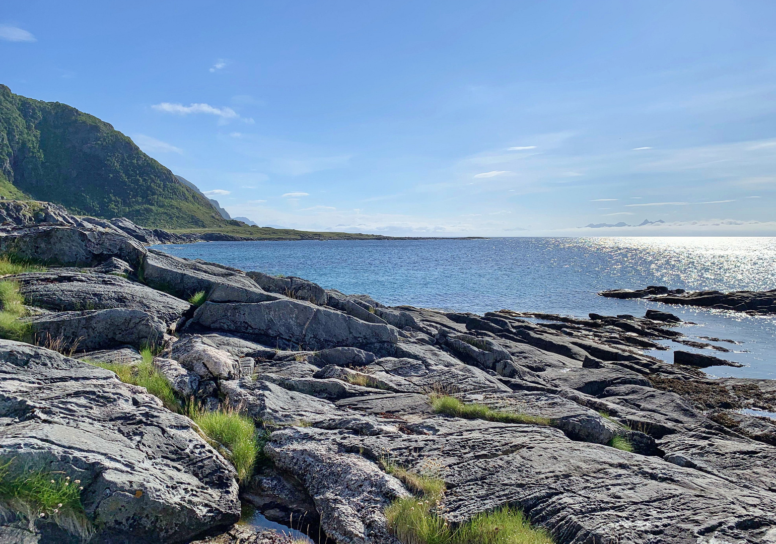 Blick an der Sandvika zur Nordspitze der Nachbarinsel...